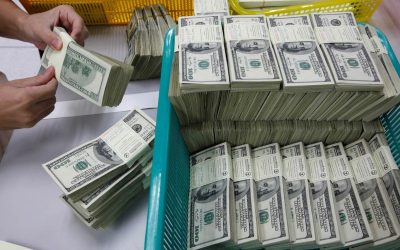 Dollar dithers, yen gains on BOJ rate hike bets